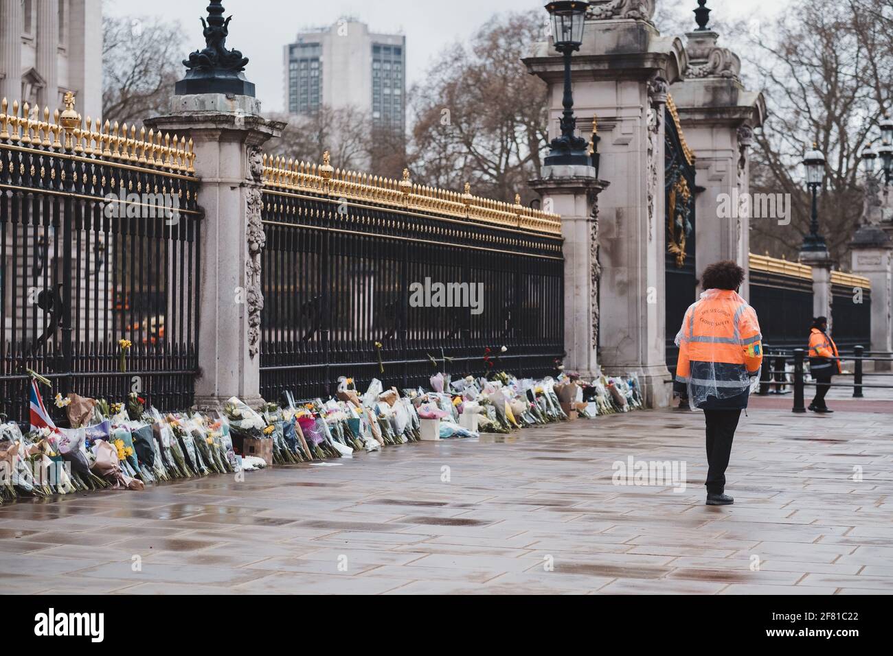 City of Westminster, London - 2021.04.10: Sicherheitsbeamte im Buckingham Palace während der Hommage an Prinz Philip Stockfoto
