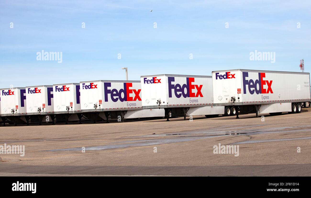 FedEx Sattelschlepper Reihen sich an ihrem Geschäftssort am Minneapolis St Paul International Airport an. Minneapolis Minnesota, USA Stockfoto