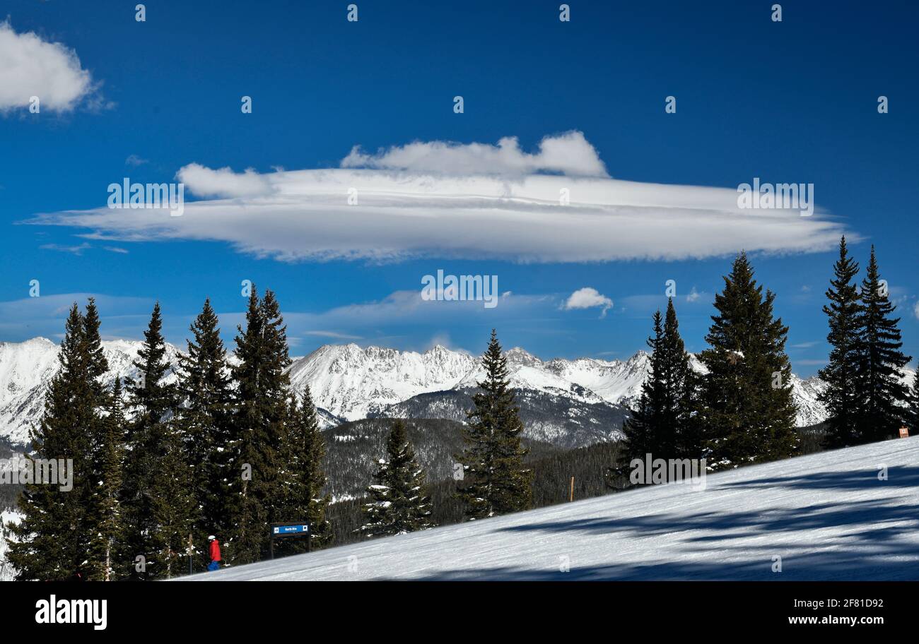 Wunderschöne weiße Wolken und Blick auf die Pisten im Skigebiet in Vail, Colorado, USA Stockfoto