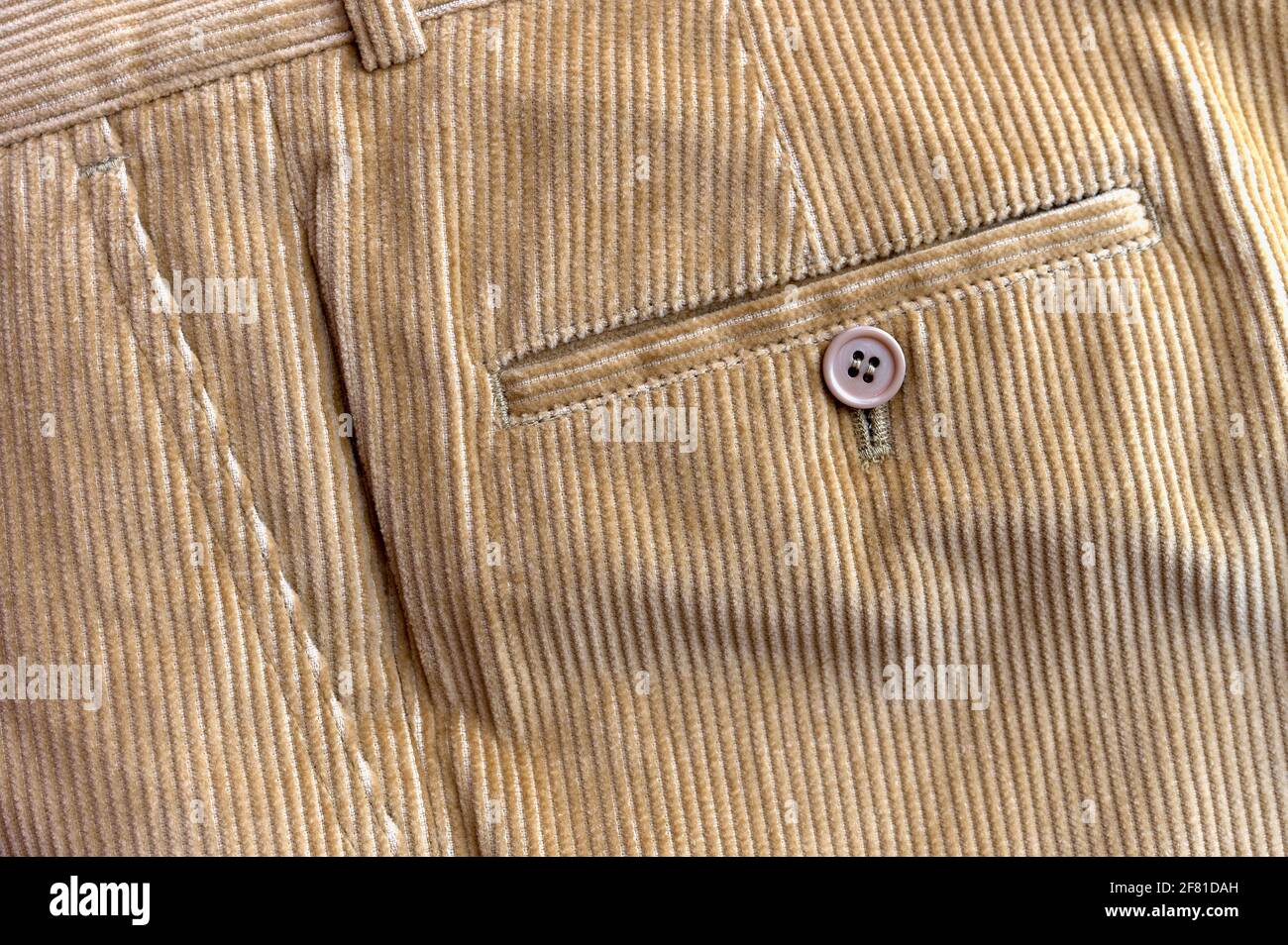 Detail einer braunen Cordhose mit knöpfbarer Tasche Stockfoto