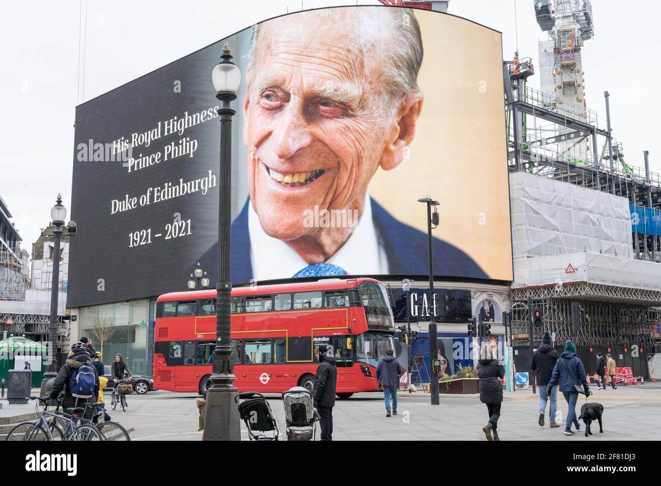 Der Herzog von Edinburgh starb heute im Alter von 99 Jahren. Eine Hommage an Prinz Philip auf den LED-bildschirmen mit 4k-Auflösung im Piccadilly Circus, London Stockfoto