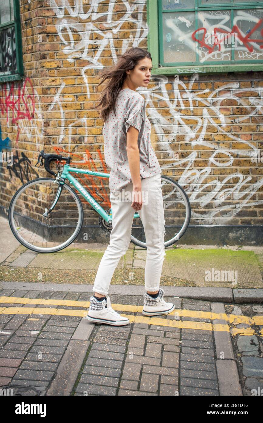 Teenager-Mädchen mit Fahrrad in einer städtischen Umgebung in London, Großbritannien. Stockfoto