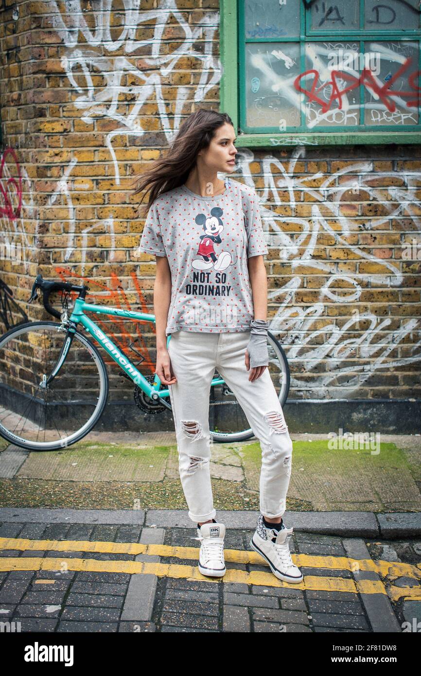 Teenager-Mädchen mit Fahrrad in einer städtischen Umgebung in London, Großbritannien. Stockfoto