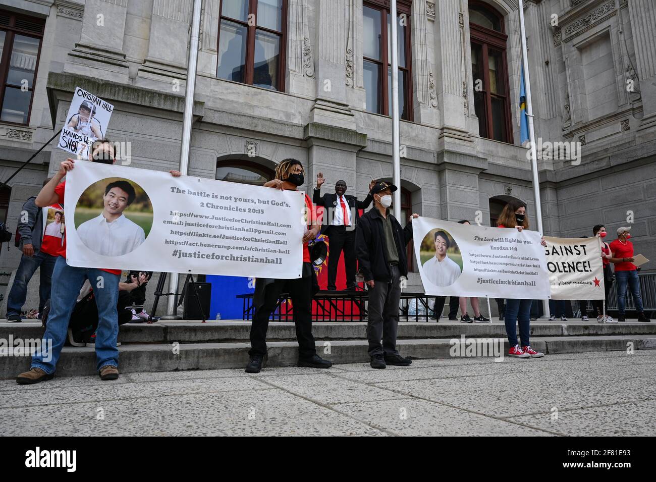 Philadelphia, USA. April 2021. Rechtsanwalt Benjamin L. Crump spricht bei der Kundgebung „Justice for Christian Hall“, die zu Ehren des 19-jährigen Christian Hall abgehalten wurde, der am 30. Dezember 2020 von der Staatspolizei von Pennsylvania angeschossen und getötet wurde, während er an einem psychischen Notfall litt. Quelle: Kylie Cooper/Alamy Live News Stockfoto