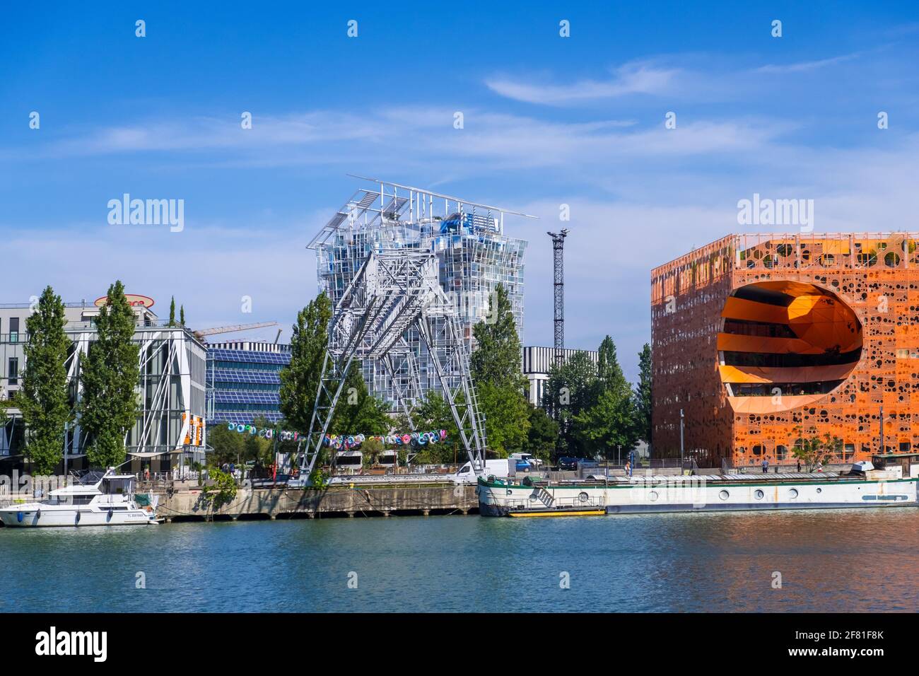 Lyon, Frankreich - 22. August 2019: Das Orange Cube-Gebäude am Hafen von Confluence in Lyon, Blick auf die Stadt vom Saone-Ufer Stockfoto