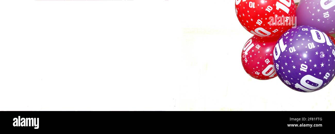 Weißer Hintergrund mit bunten Luftballons mit Sternen und der Zahl 10, Geburtstagsballons, rot blau und lila, zehnjährige Jubiläumsfeier, Panorama, Kopie Stockfoto
