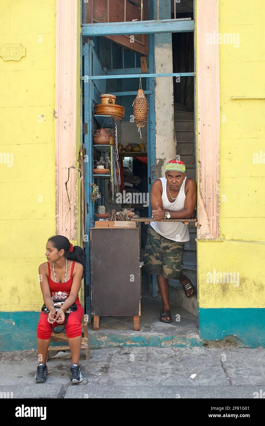 Kubanischer Ladenbesitzer und Verkaufsassistent im Geschäft, in dem Souvenirs in Havanna Vieja verkauft werden Stockfoto