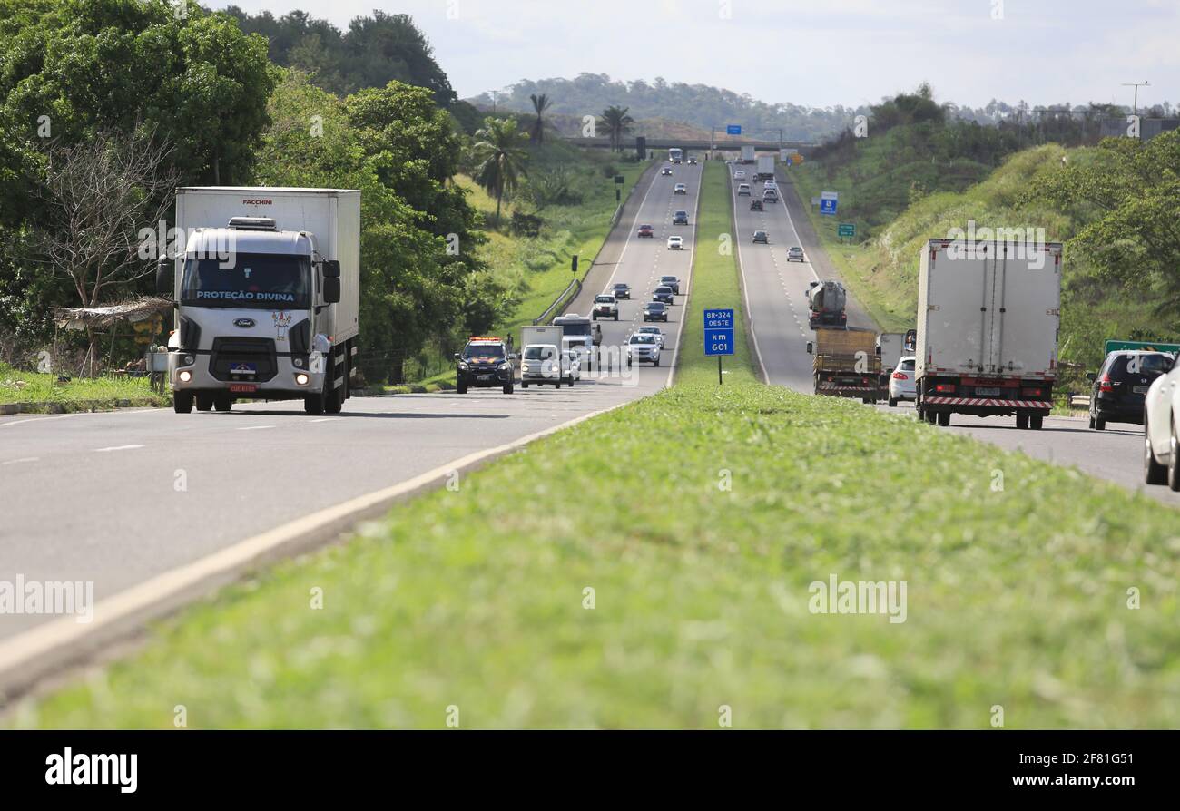 simoes filho, bahia / brasilien - 24. März 2017: Bewegung von Lastkraftwagen und Automobilen auf der Bundesstraße BR 324 in der Gemeinde Simoe Stockfoto