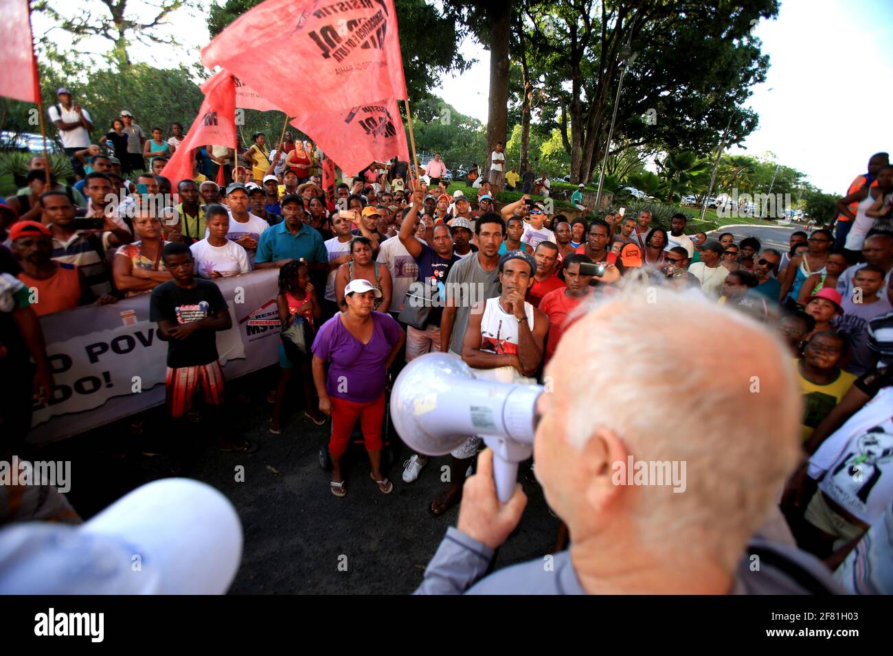 salvador, bahia / brasilien - 25. januar 2016: Mitglieder der Obdachlosenbewegung werden während eines Antrags auf Mittel für ein populäres Wohnprogramm im c Stockfoto