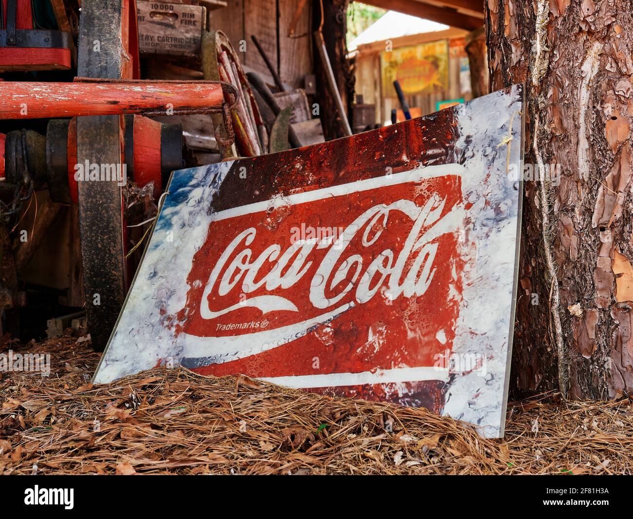 Altmodisches, antikes Coca-Cola-Getränkeschild. Stockfoto