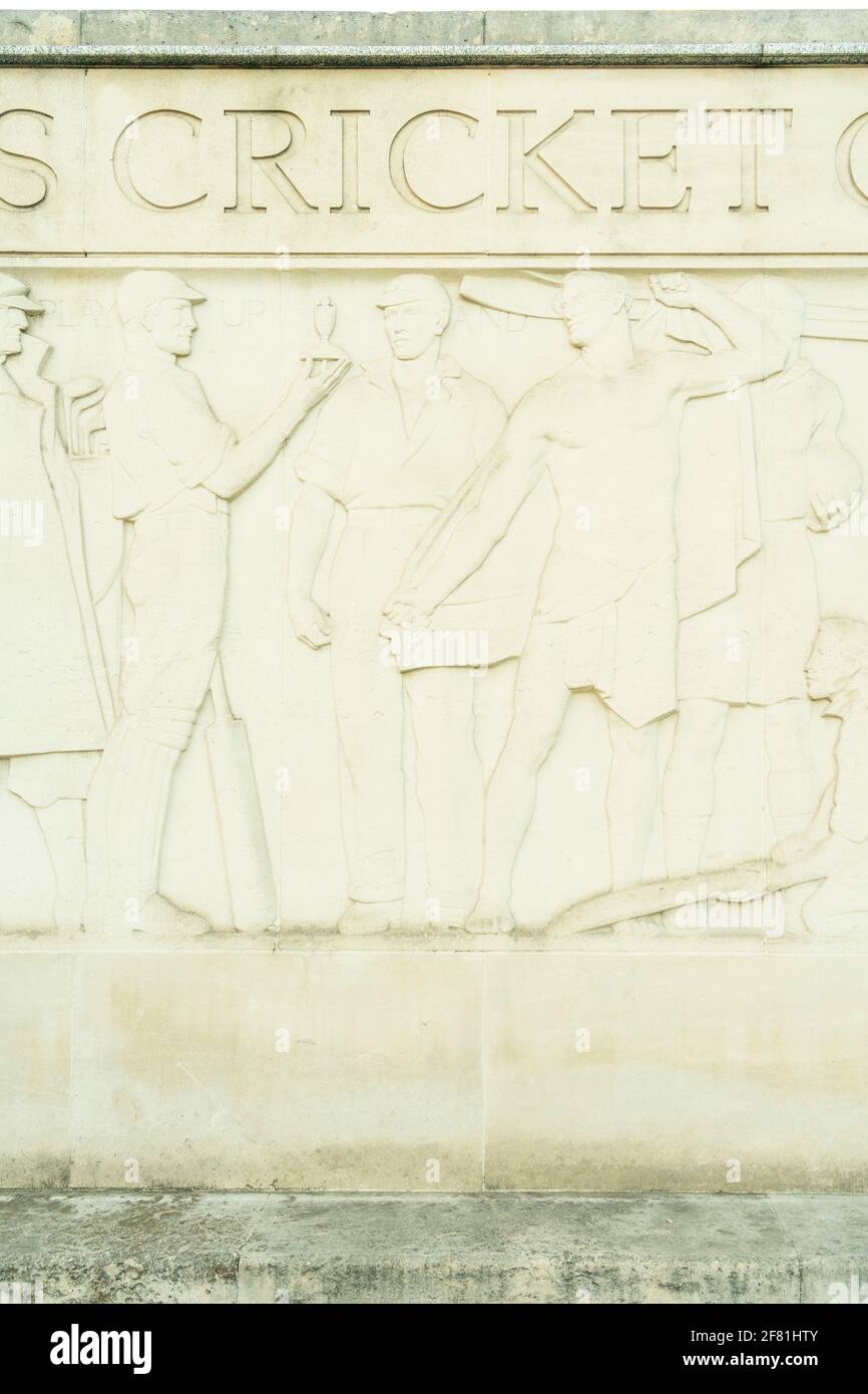 Juli 2020. London. Lords Cricket Ground Skulpturenrelief in St. Johns Wood, in London, England Stockfoto