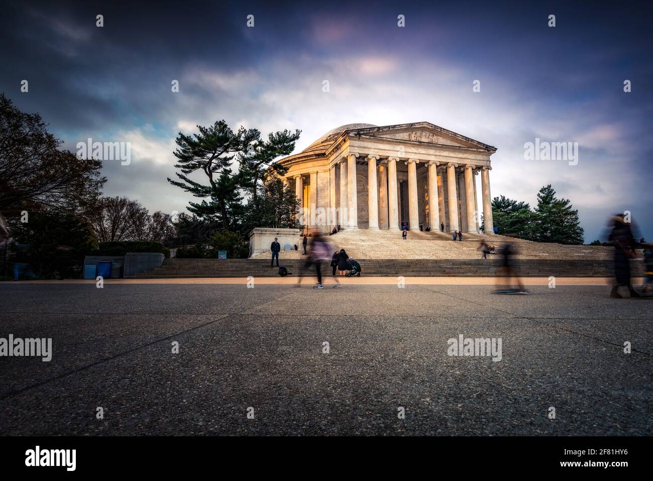 Das Licht am späten Morgen füllt das Jefferson Memorial, da die Zahl der Touristen am Morgen zunimmt und die Sehenswürdigkeiten von Washington DC genießt. Stockfoto