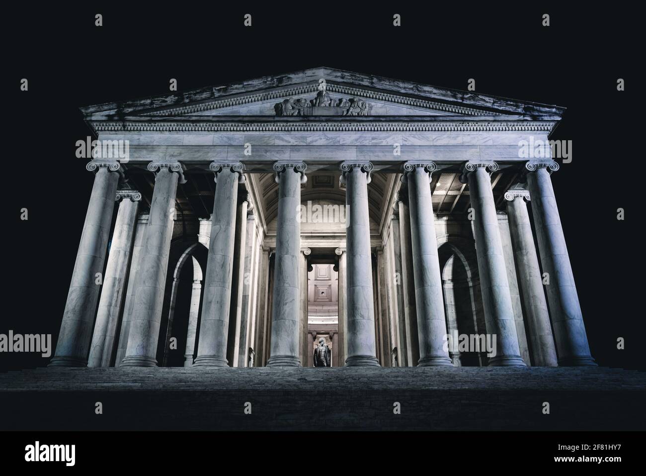 Ein launischer Predawn-Schnitt des Jefferson Memorial entlang des Tidal Basin von Washington DC. Stockfoto
