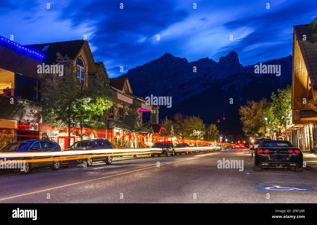 Auto Licht in einer Straße einer Stadt in der Berge bei Nacht Stockfoto