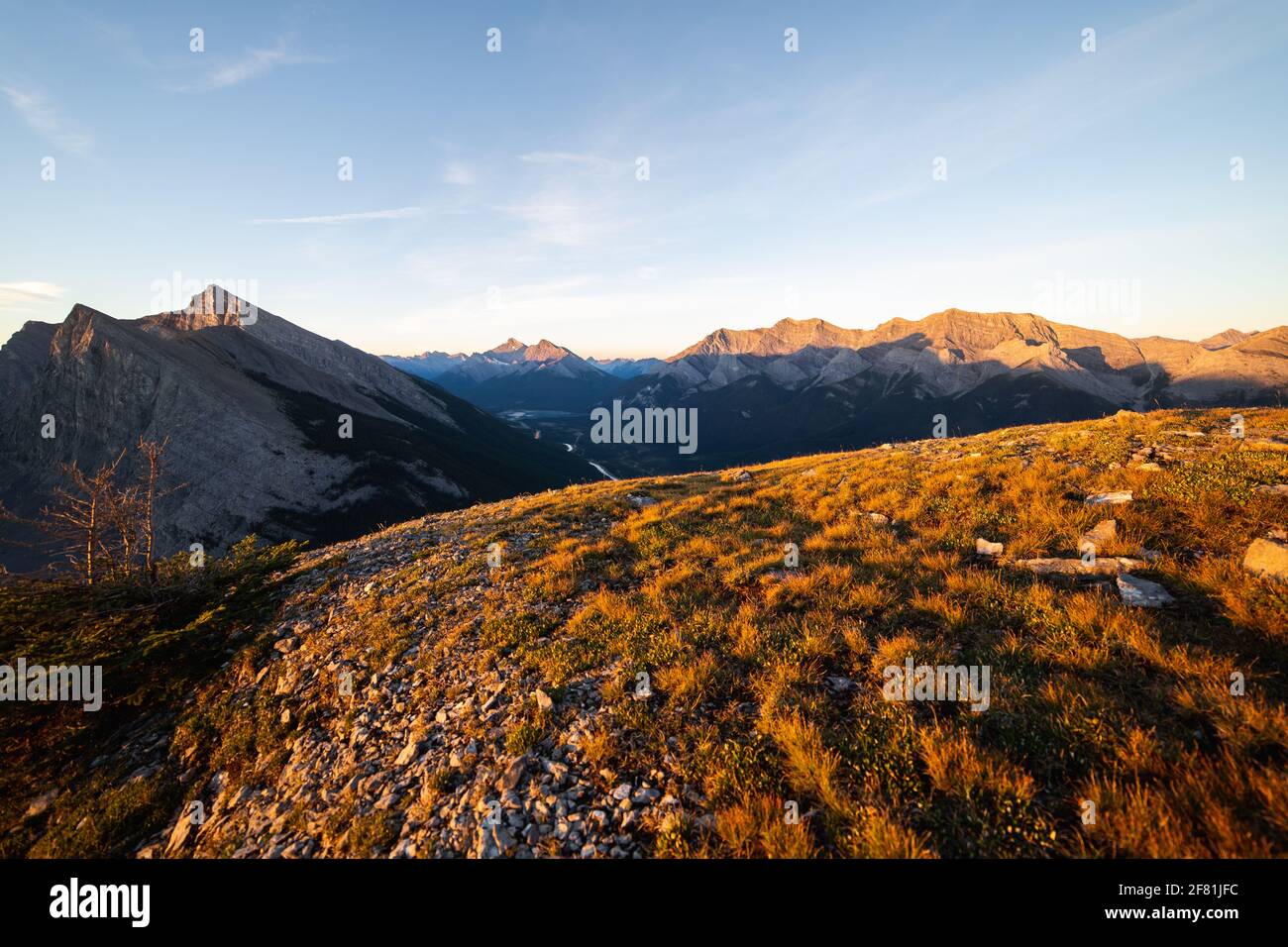 Morgens in den Bergen Blick von der Spitze mit unglaublich Sonnenlicht auf dem Boden Stockfoto