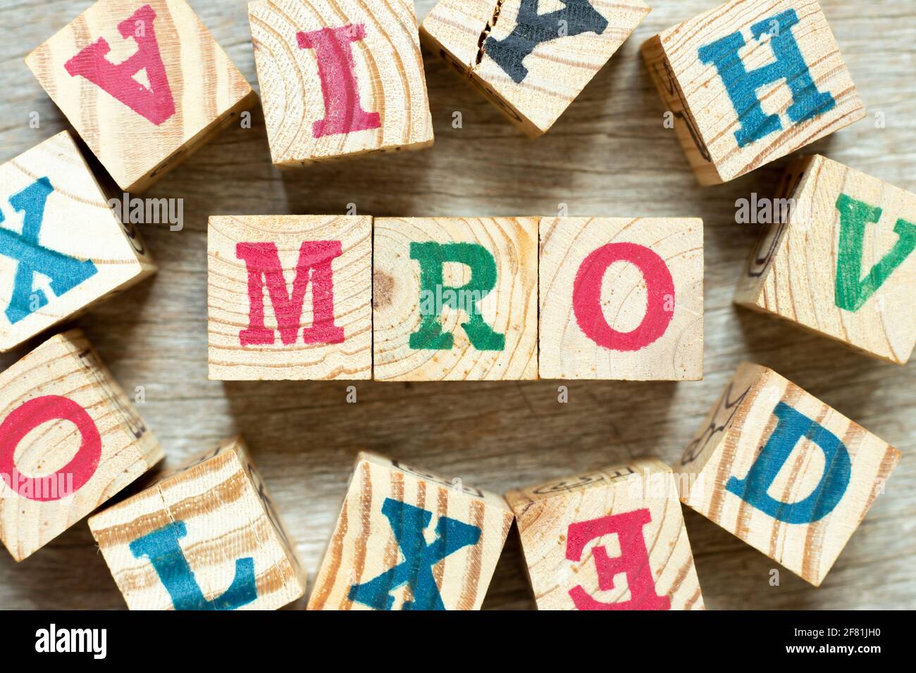 Buchstabenblock in Wort MRO (Abkürzung für Wartung, Reparatur und Überholung oder Wartung, Reparatur und Betrieb) mit einem anderen auf Holzhintergr Stockfoto