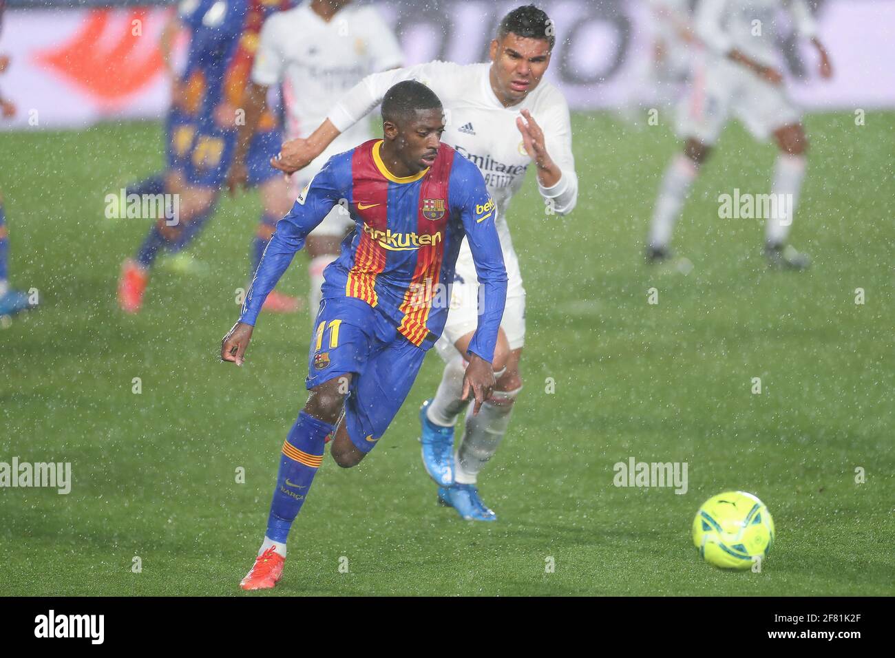 Madrid Spanien April 2021 Casemiro Von Real Madrid Ruckseite Steht Mit Ousmane Dembele Von Barcelona Wahrend Eines Fussballspiels Der Spanischen Liga Zwischen Real Madrid Und Dem Fc Barcelona Am 10 April 2021