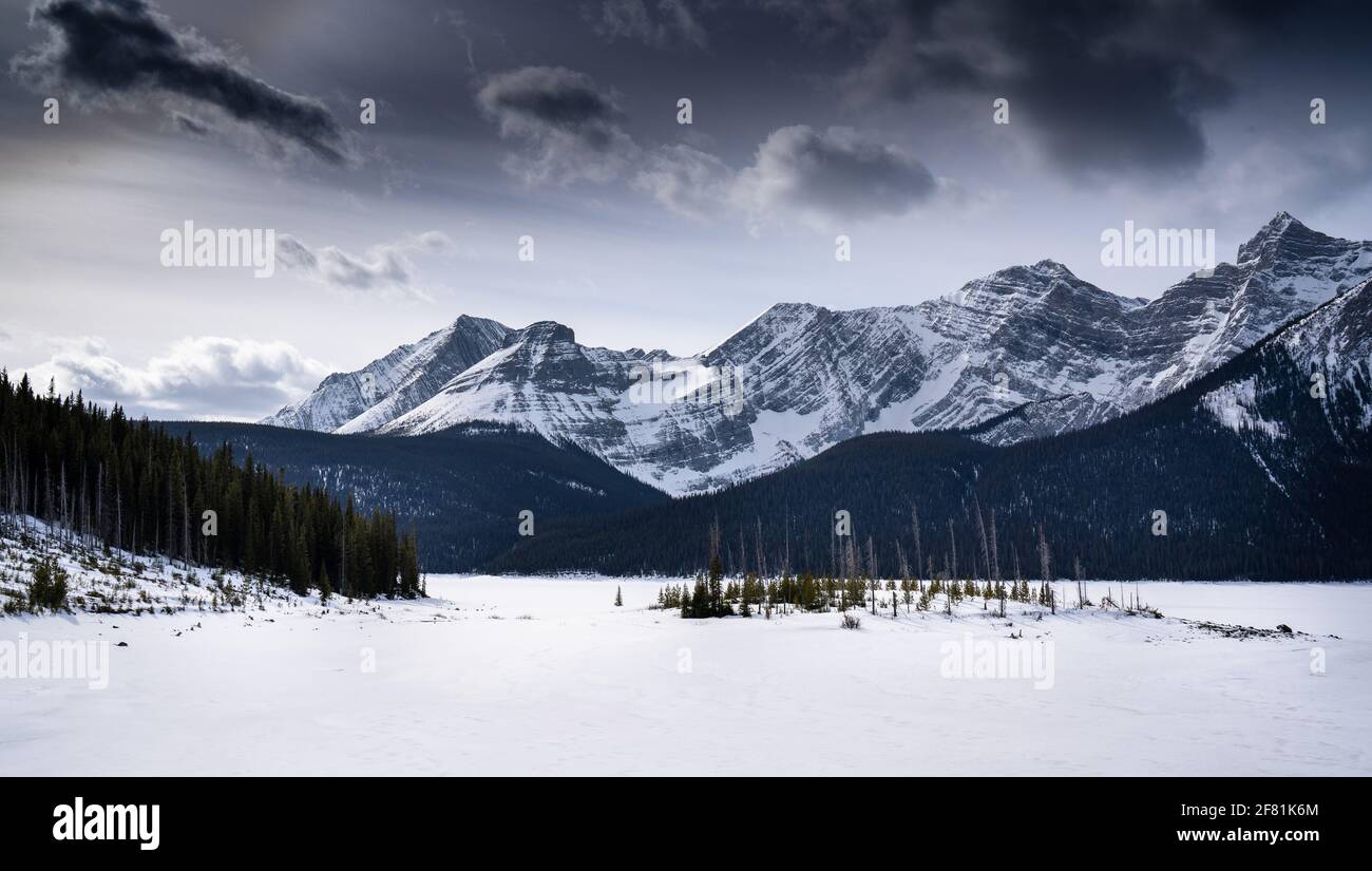 Ein gefrorener Bergsee in den kanadischen Rocky Mountains in Kananaskis Alberta Stockfoto