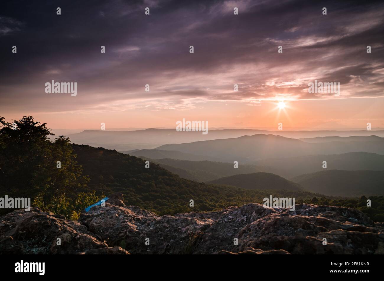 Ein verschwommener Sonnenuntergang im Sommer vom Bearfence Mountain im Shenandoah National Park. Stockfoto