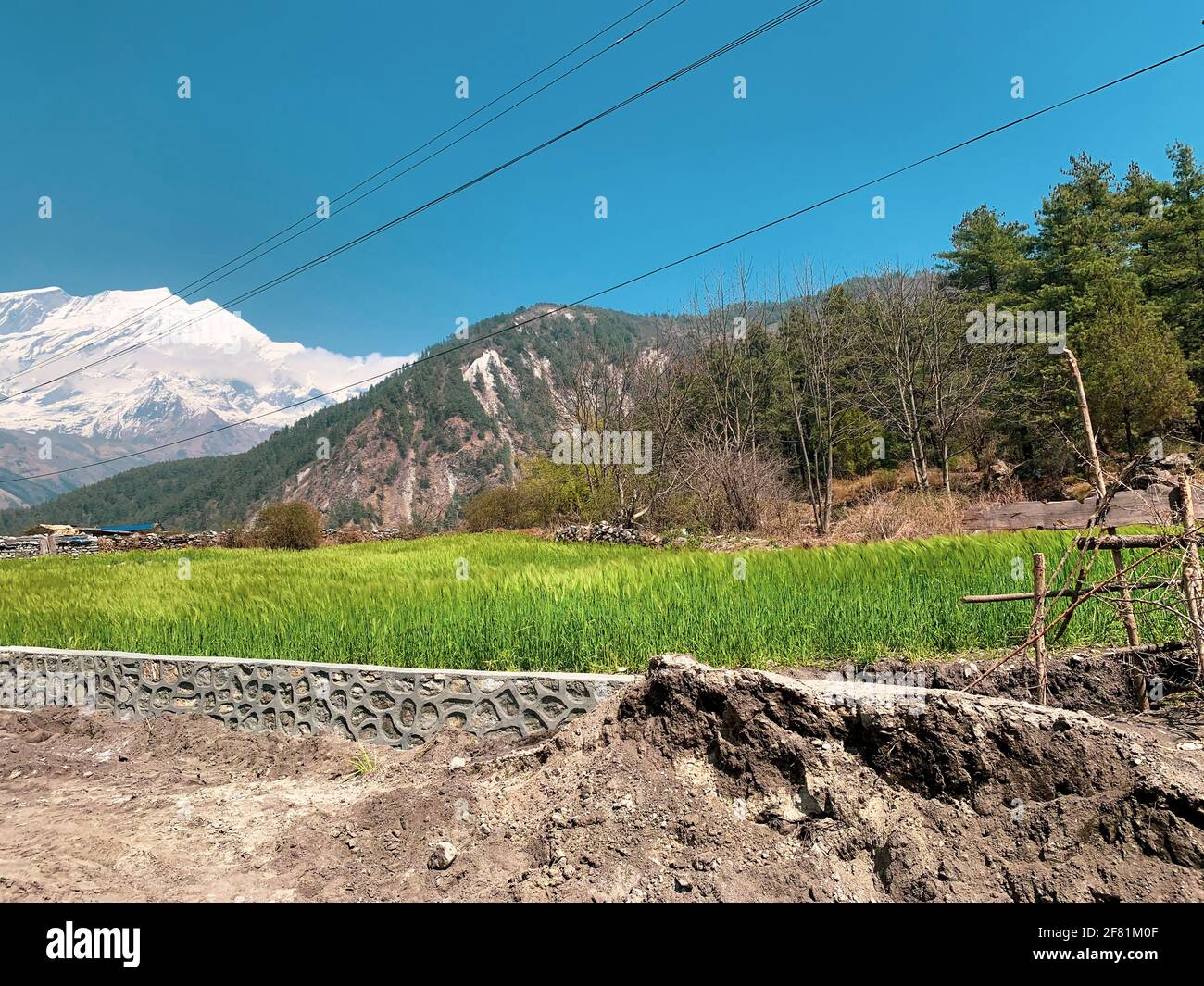 Off-Road und Ackerland in dem Dorf mit schöner Natur im Himalaya von Nepal. Stockfoto
