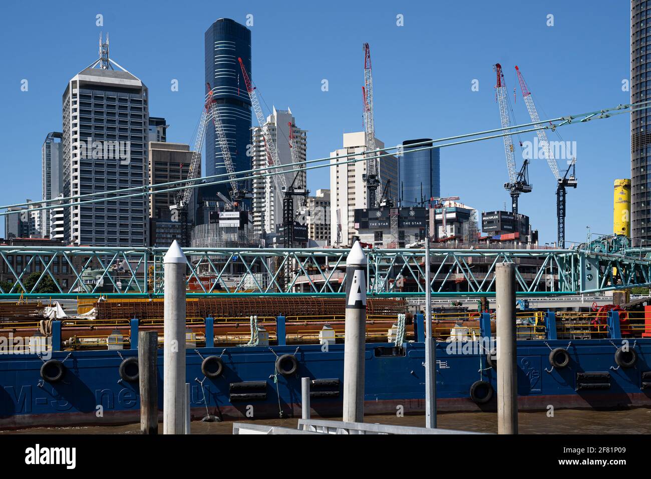 Stadt, Skyline, Bau, Gebäude, Stadtbild, Architektur, Himmel, urban, Kran, Nacht, Hafen, Hafen, Wolkenkratzer, Industrie, Wasser, Reisen, Fluss, s Stockfoto