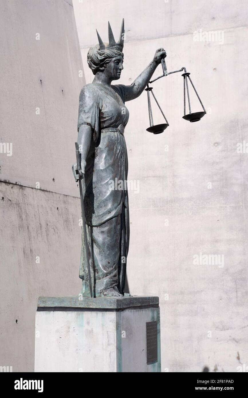 Statue der Justizdame mit dem Schwert in einer Hand Und die Waage der Gerechtigkeit in der anderen Stockfoto