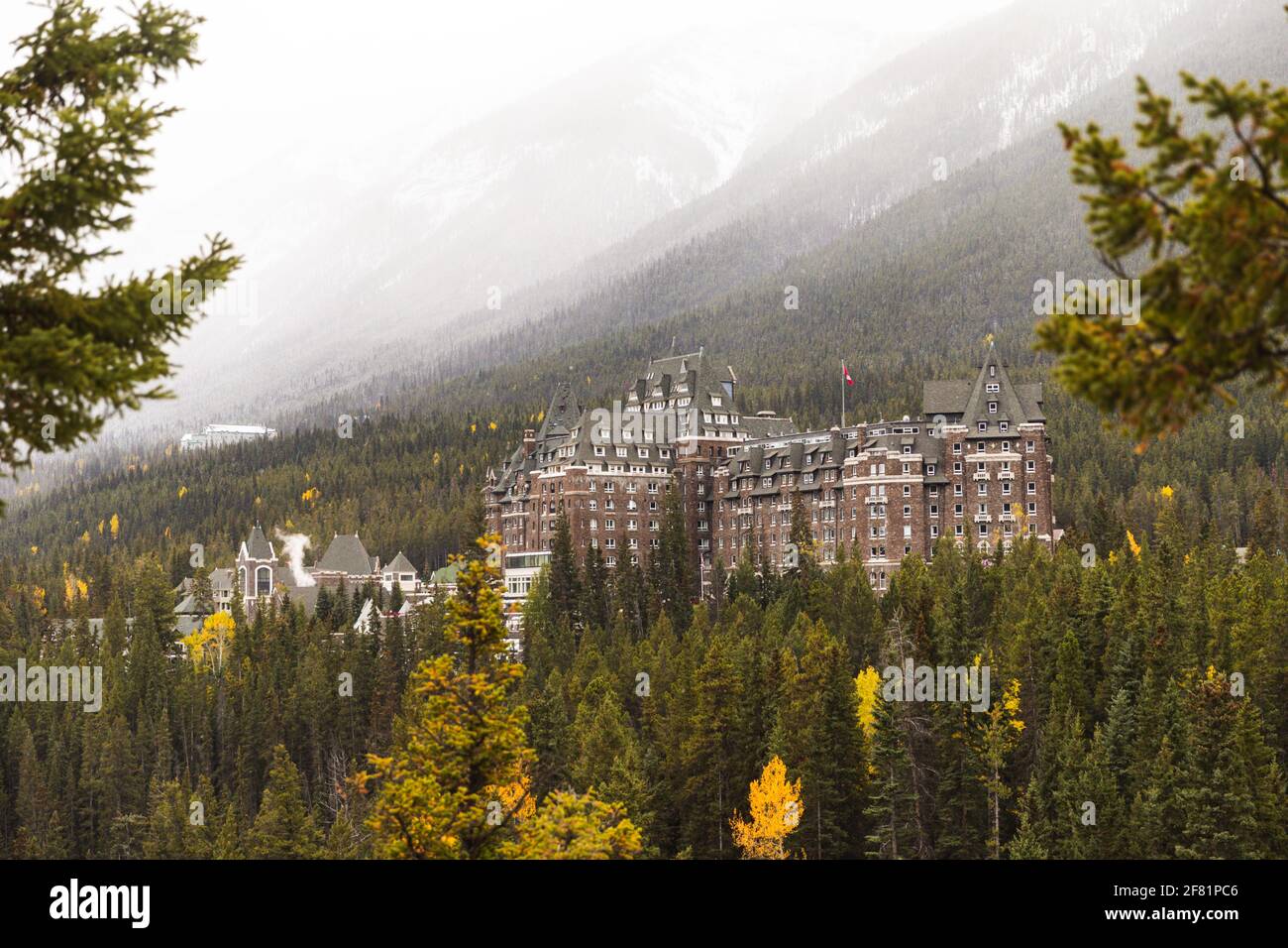 moody Blick auf ein Schloss aussehendes Hotel auf einem Hügel In den Bergen Stockfoto