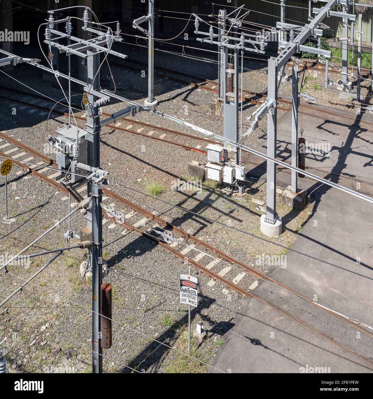 Eisenbahninfrastruktur einschließlich Gleisen und oberirdische elektrische Leitungen Stockfoto