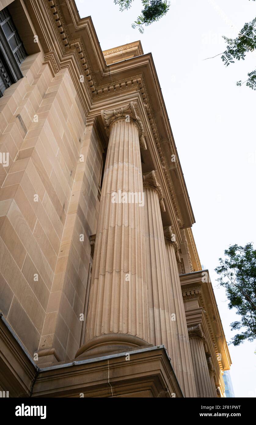 Gebäudefassade mit Säulen im griechischen Stil Stockfoto