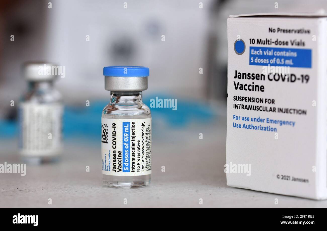 Orlando, Usa. April 2021. Johnson & Johnson COVID-19-Fläschchen und -Box an einer Impfstelle gesehen.Dosen des Johnson & Johnson-Impfstoffs werden im gesamten Bundesstaat Florida verabreicht, trotz einer kleinen Anzahl von Patienten, die Nebenwirkungen, einschließlich Blutgerinnsel, erlitten haben. Kredit: SOPA Images Limited/Alamy Live Nachrichten Stockfoto