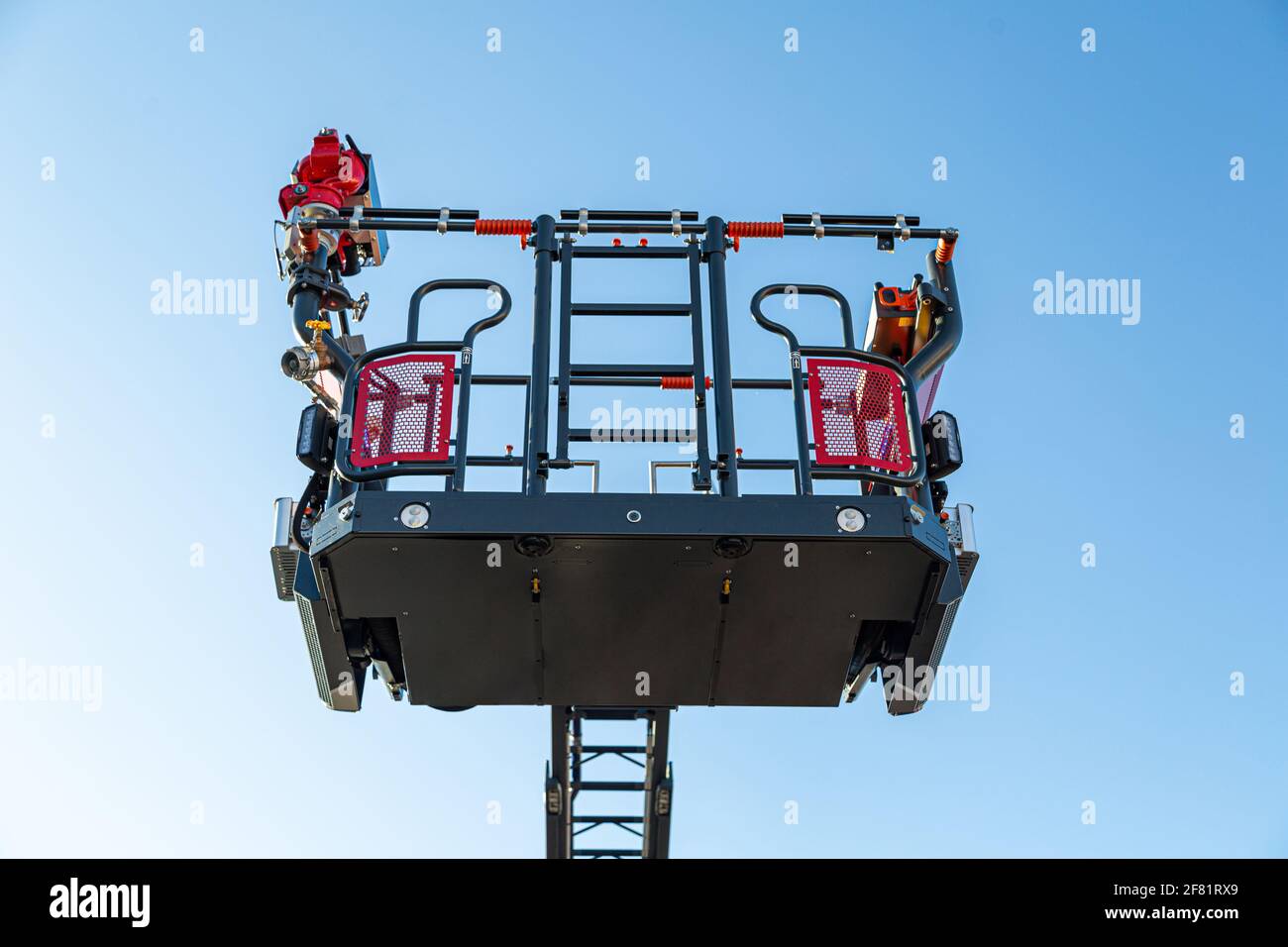 Moderne Feuerwehrauto mit den neuesten Werkzeugen für ausgestattet Rettungsaktionen Stockfoto