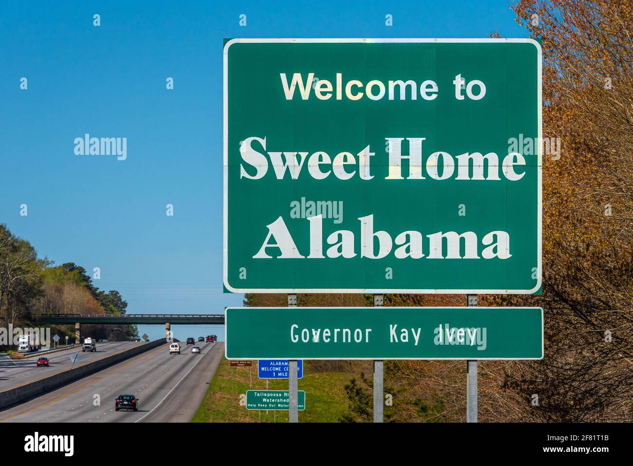 Willkommen im Sweet Home Alabama Schild entlang der I-20 in der Nähe der Georgia-Alabama State Line in Cleburne County, Alabama. (USA) Stockfoto