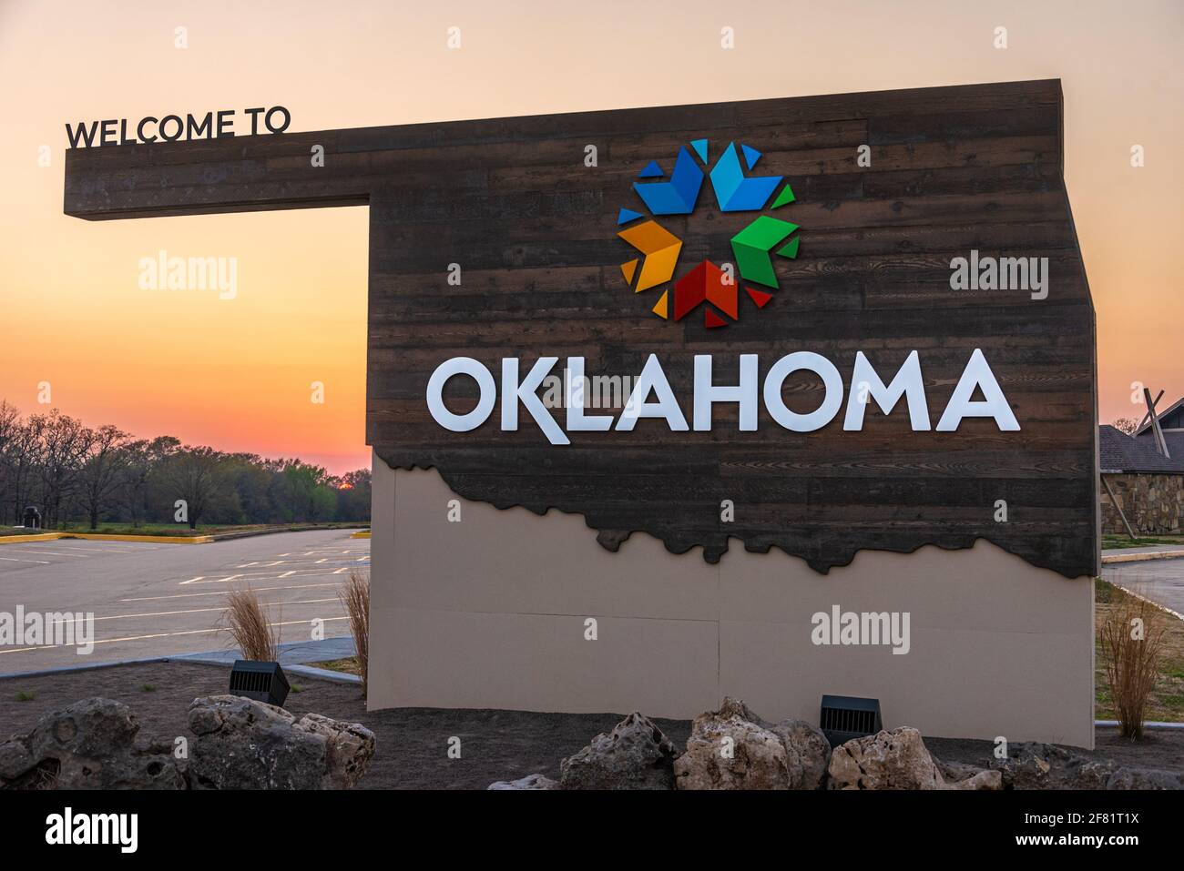 Willkommen beim Oklahoma Schild am Oklahoma Tourism Information Center an der I-40 in Sallisaw, Oklahoma bei Sonnenuntergang. (USA) Stockfoto