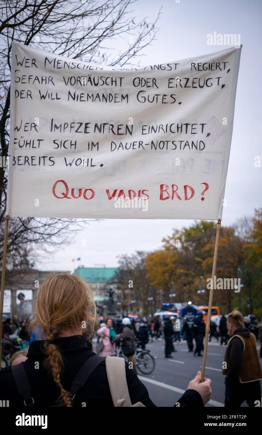 BERLIN, DEUTSCHLAND - 20. NOV 2020: BERLIN, DEUTSCHLAND 18.11.2020. Demo in Berlin mit Polizei und Wasserwerfern an der Siegessäule gegen die Corona Stockfoto