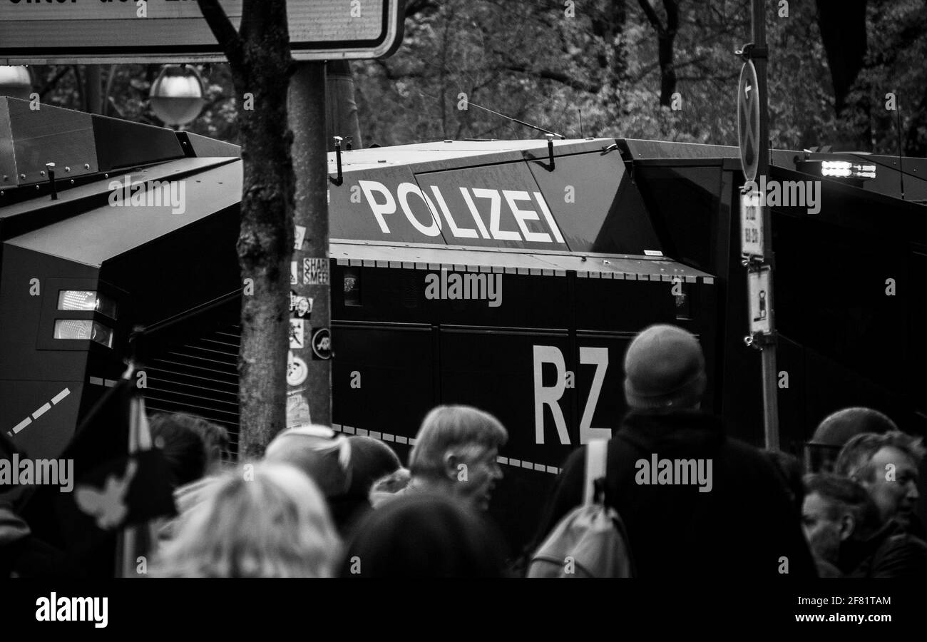 BERLIN, DEUTSCHLAND - 20. NOV 2020: BERLIN, DEUTSCHLAND 18.11.2020. Demo in Berlin mit Polizei und Wasserwerfern an der Siegessäule gegen die Corona Stockfoto