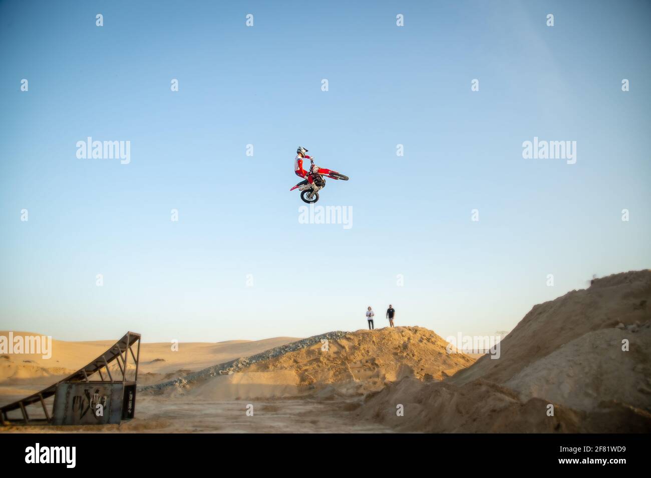 DUBAI, VEREINIGTE ARABISCHE EMIRATE - 30. Jan 2021: Freestyle-Motorcross-Fahrer und Motorräder in der Wüste hüpfen der Dünen Stockfoto