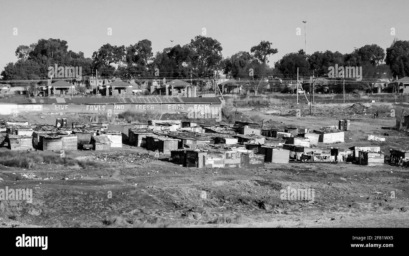 JOHANNESBURG, SÜDAFRIKA - 13. März 2021: Johannesburg, Südafrika, 11. September 2011, Informelles Zinnhaus mit niedrigem Einkommen in der Stadt Soweto South Stockfoto