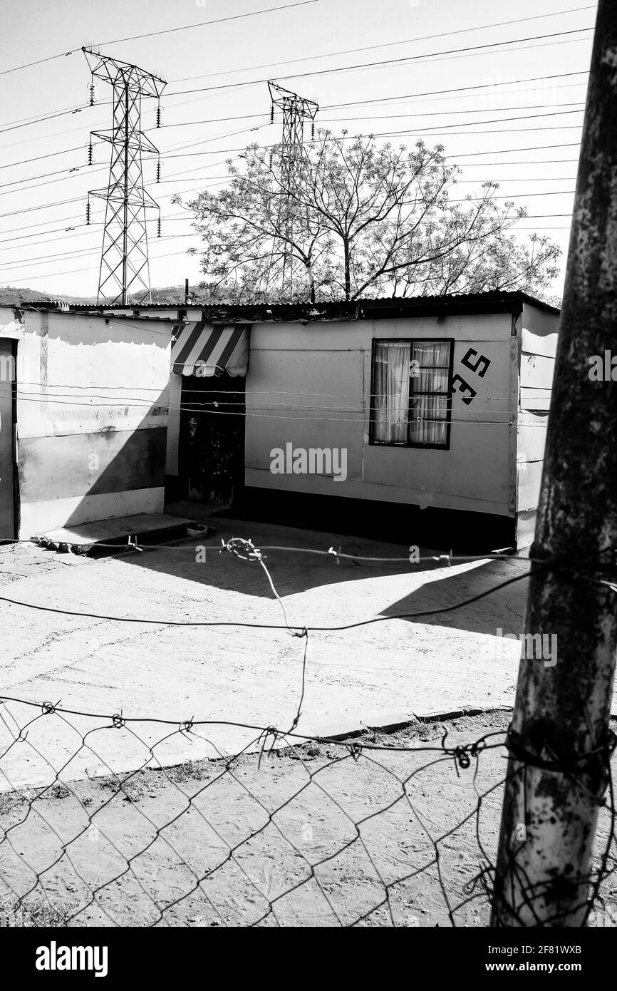 JOHANNESBURG, SÜDAFRIKA - 13. März 2021: Johannesburg, Südafrika, 11. September 2011, Blick auf einkommensschwache Häuser in einem Vorort von Soweto Stockfoto