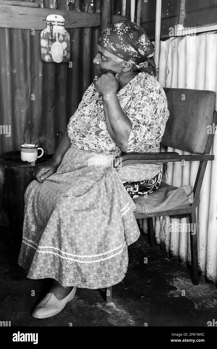 JOHANNESBURG, SÜDAFRIKA - 13. März 2021: Johannesburg, Südafrika, 11. September 2011, Süße alte Afrikanische Dame in Soweto Zuhause mit niedrigem Einkommen Stockfoto