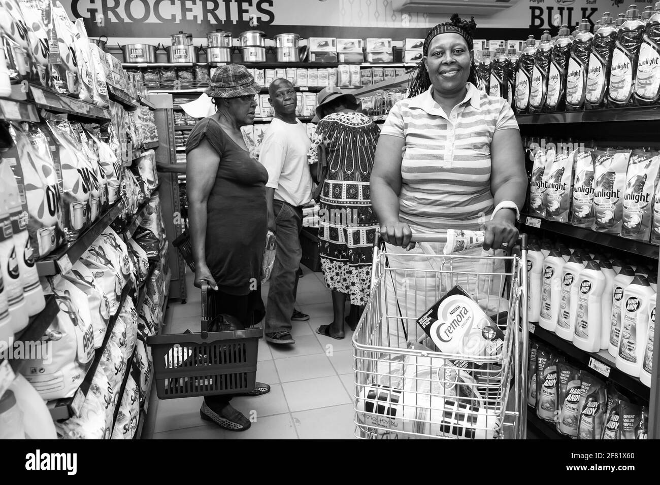 JOHANNESBURG, SÜDAFRIKA - 13. März 2021: Soweto, Südafrika - 1. Dezember 2016: Afrikanische Kunden kaufen im lokalen Pick n Pay Supermarkt ein Stockfoto