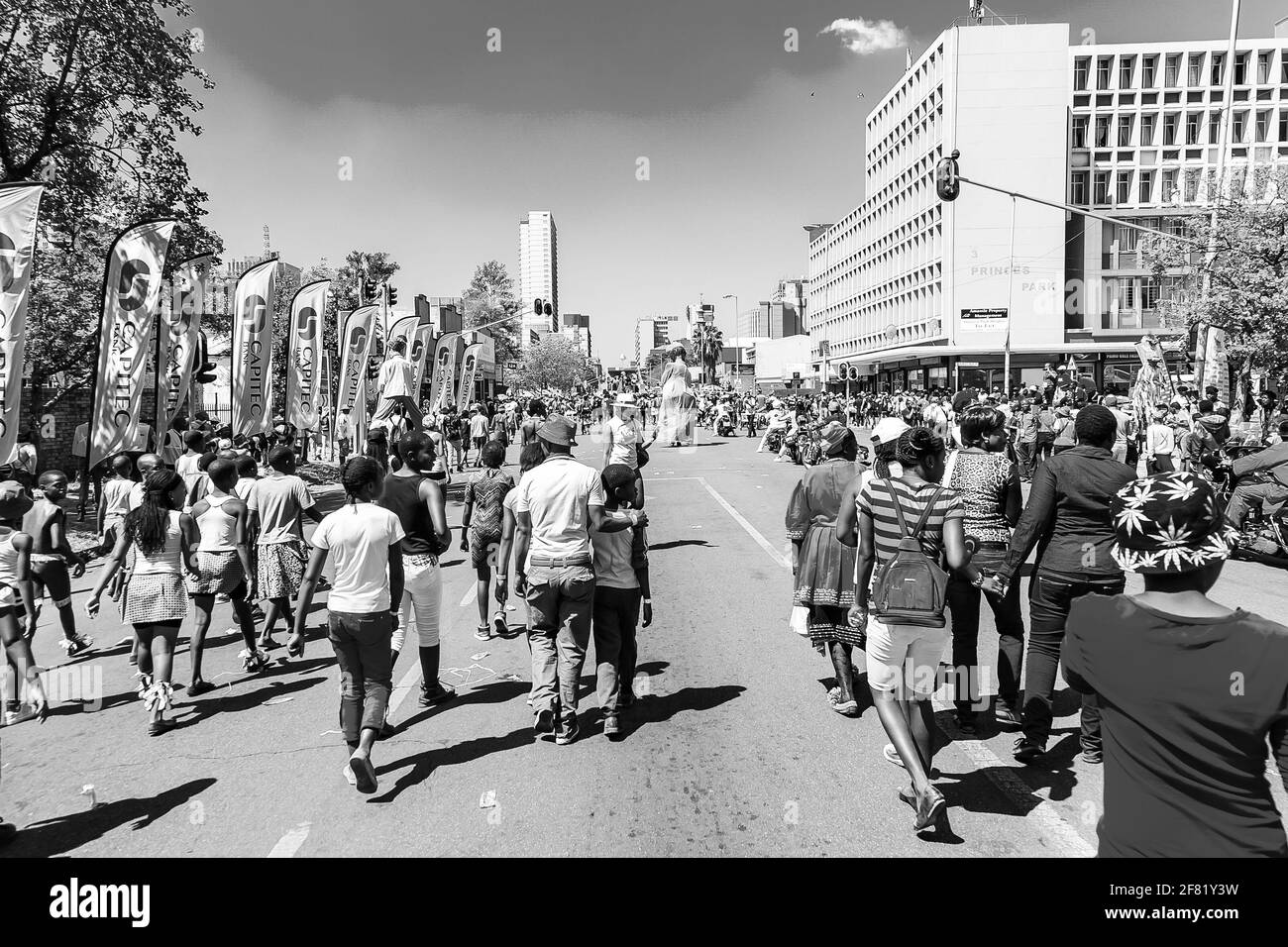 JOHANNESBURG, SÜDAFRIKA - 13. Mär 2021: Pretoria, Südafrika - 24 2016. September: Wagen und Kostüme beim Gauteng Karneval in Pretr Stockfoto