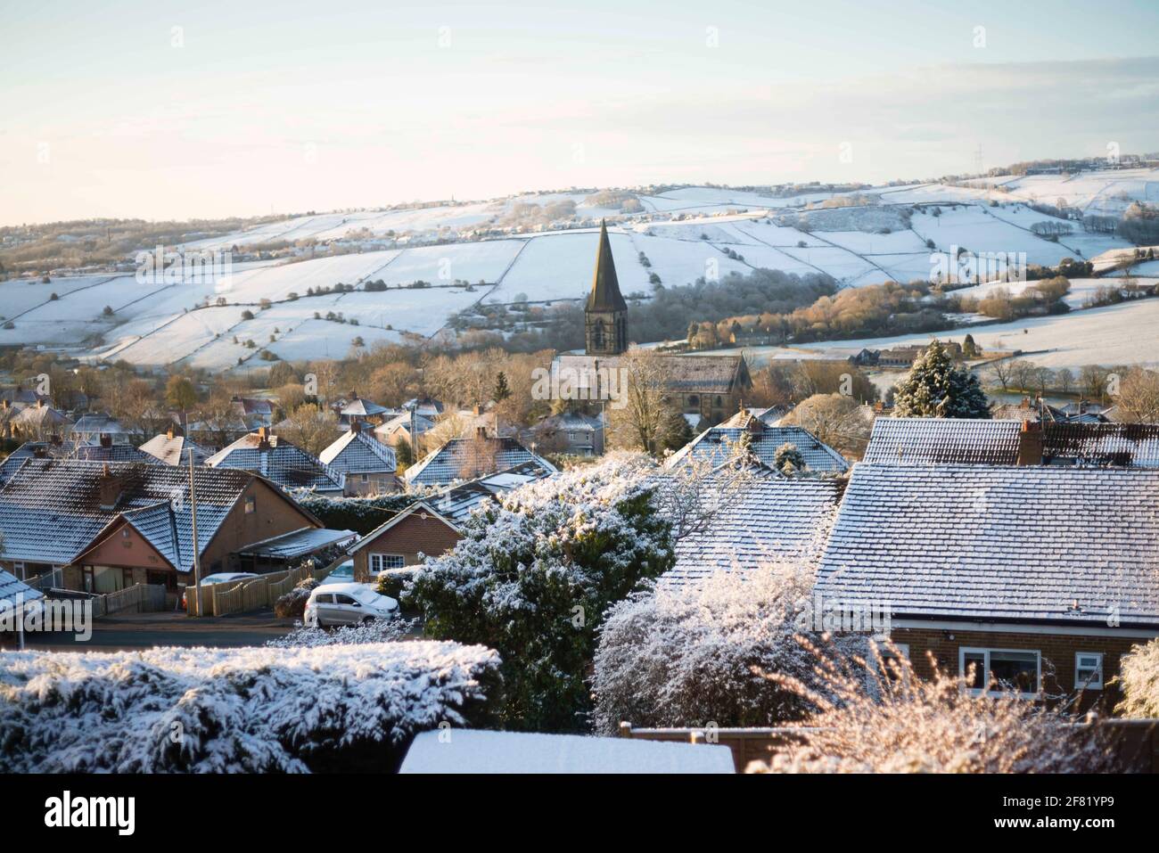 Thornton, West Yorkshire. April 2021. West yorkshire, die frühe Morgensonne enthüllt eine Landschaft, die mit nächtem Schnee bedeckt ist, in Thornton, nahe Bradford. April 2021. Quelle: Paul Thompson/ALAMY Live News. Quelle: West Yorkshire Images/Alamy Live News Stockfoto