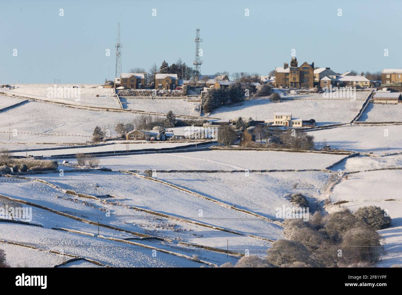 Thornton, West Yorkshire. April 2021. West yorkshire, die frühe Morgensonne enthüllt eine Landschaft, die mit nächtem Schnee bedeckt ist, in Thornton, nahe Bradford. April 2021. Quelle: Paul Thompson/ALAMY Live News. Quelle: West Yorkshire Images/Alamy Live News Stockfoto