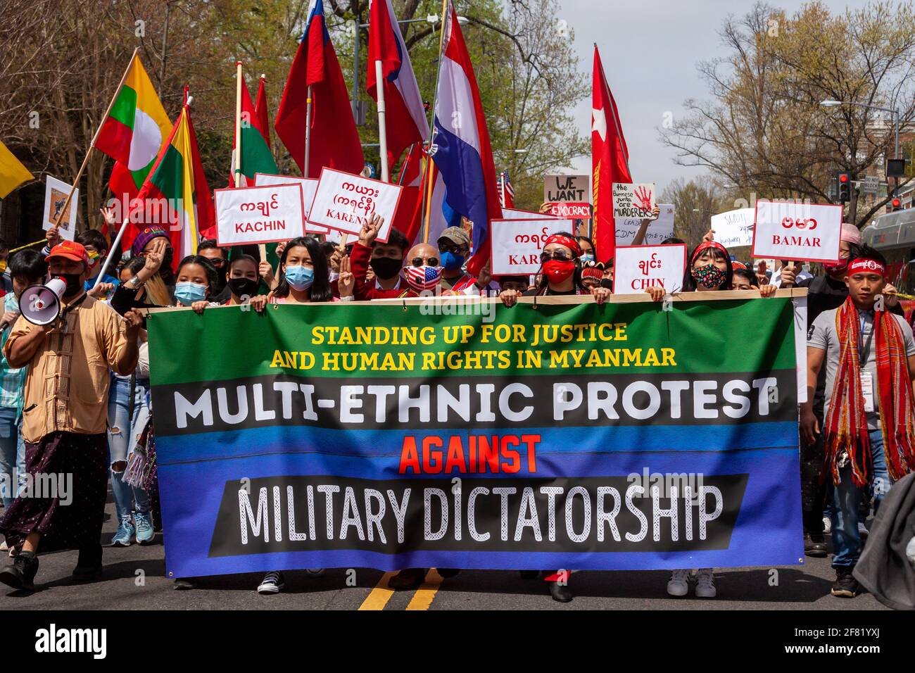 Washington, DC, USA, 10. April 2021. Im Bild: Die Demonstranten tragen das Hauptbanner an der Vorderseite eines marsches gegen den Putsch in Myanmar, der die Wiederherstellung der demokratisch gewählten Regierung fordert. Kredit: Allison C Bailey/Alamy Live Nachrichten Stockfoto