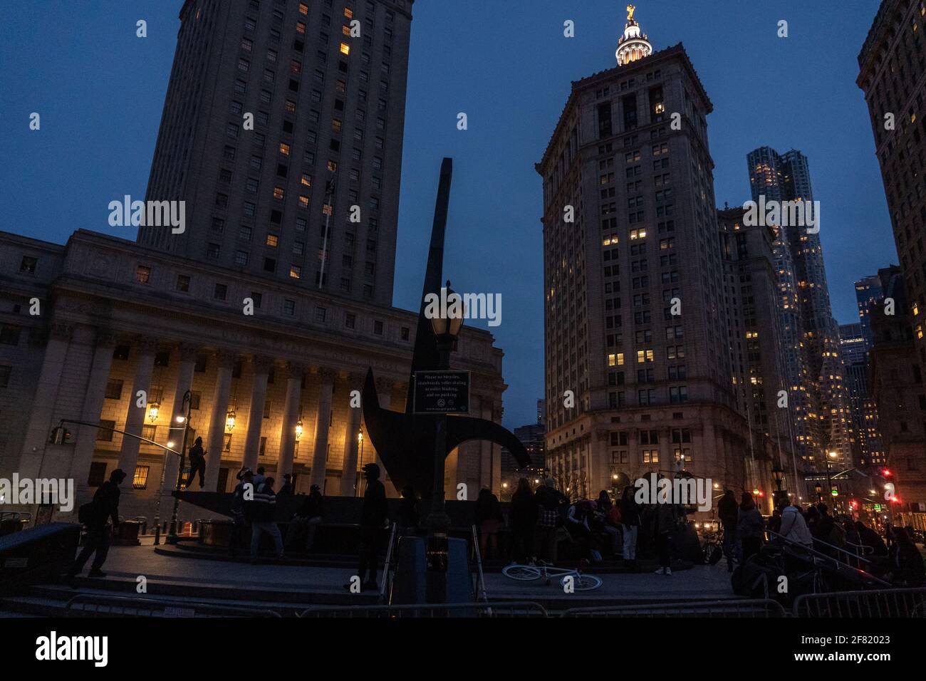 New York, Usa. April 2021. Protestierenden, die sich während einer Demonstration auf dem Foley Square versammelten, um die Polizei abzuschaffen und den New Yorker Polizeibeamten Prusayev zu feuern, haben am Dienstagabend, dem 12. Januar, 2021 der NYPD-Offizier Artem Prusayev zog seine Waffe in Richtung der Protestierenden aus, nachdem er gefragt wurde, warum er während dieser Demonstration keine Maske trug. (Foto von Ron Adar/SOPA Images/Sipa USA) Quelle: SIPA USA/Alamy Live News Stockfoto