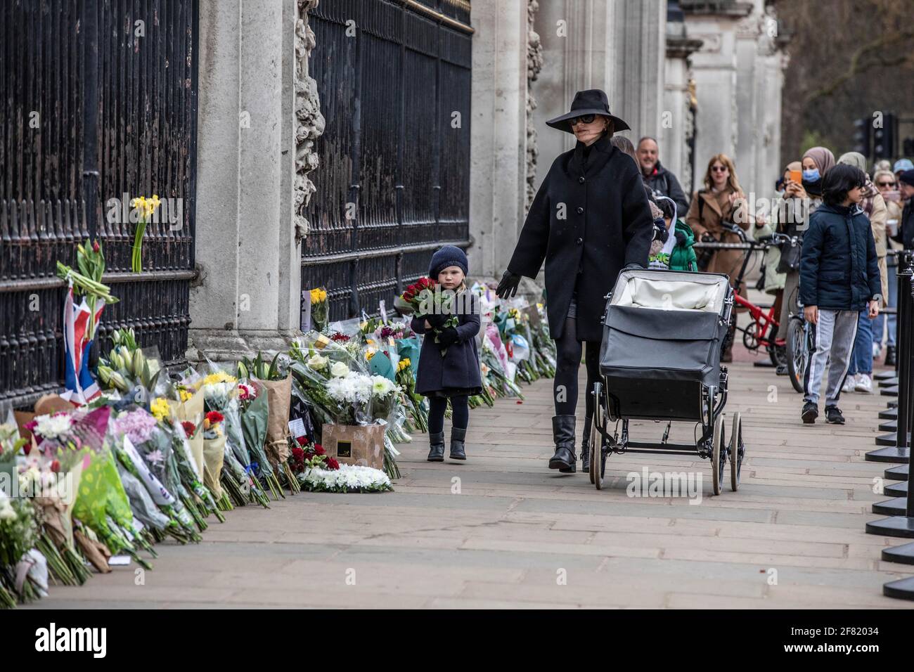 Brunner legen Blumen, um vor dem Buckingham Palace ihre Achtung für den Herzog von Edinburgh zu zeigen, nachdem der Palast am Freitag, London, Großbritannien, seinen Tod bekannt gegeben hat. Quelle: Jeff Gilbert/Alamy Live News Stockfoto