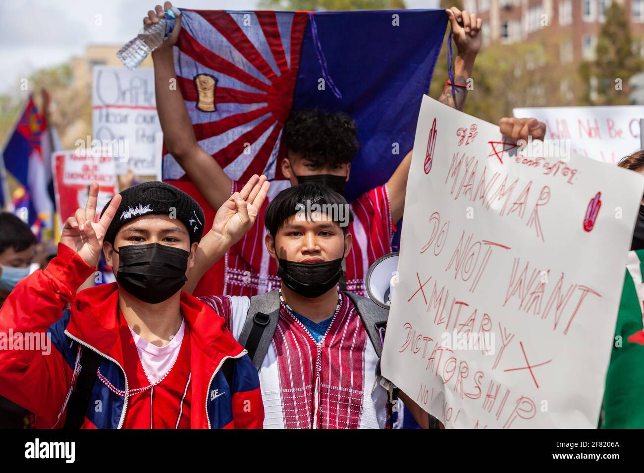 Washington, DC, USA, 10. April 2021. Im Bild: Drei junge Männer grüßen mit drei Fingern und tragen die Flagge des Karen-Volkes während eines marsches gegen den Militärputsch in Myanmar. Kredit: Allison C Bailey/Alamy Live Nachrichten Stockfoto