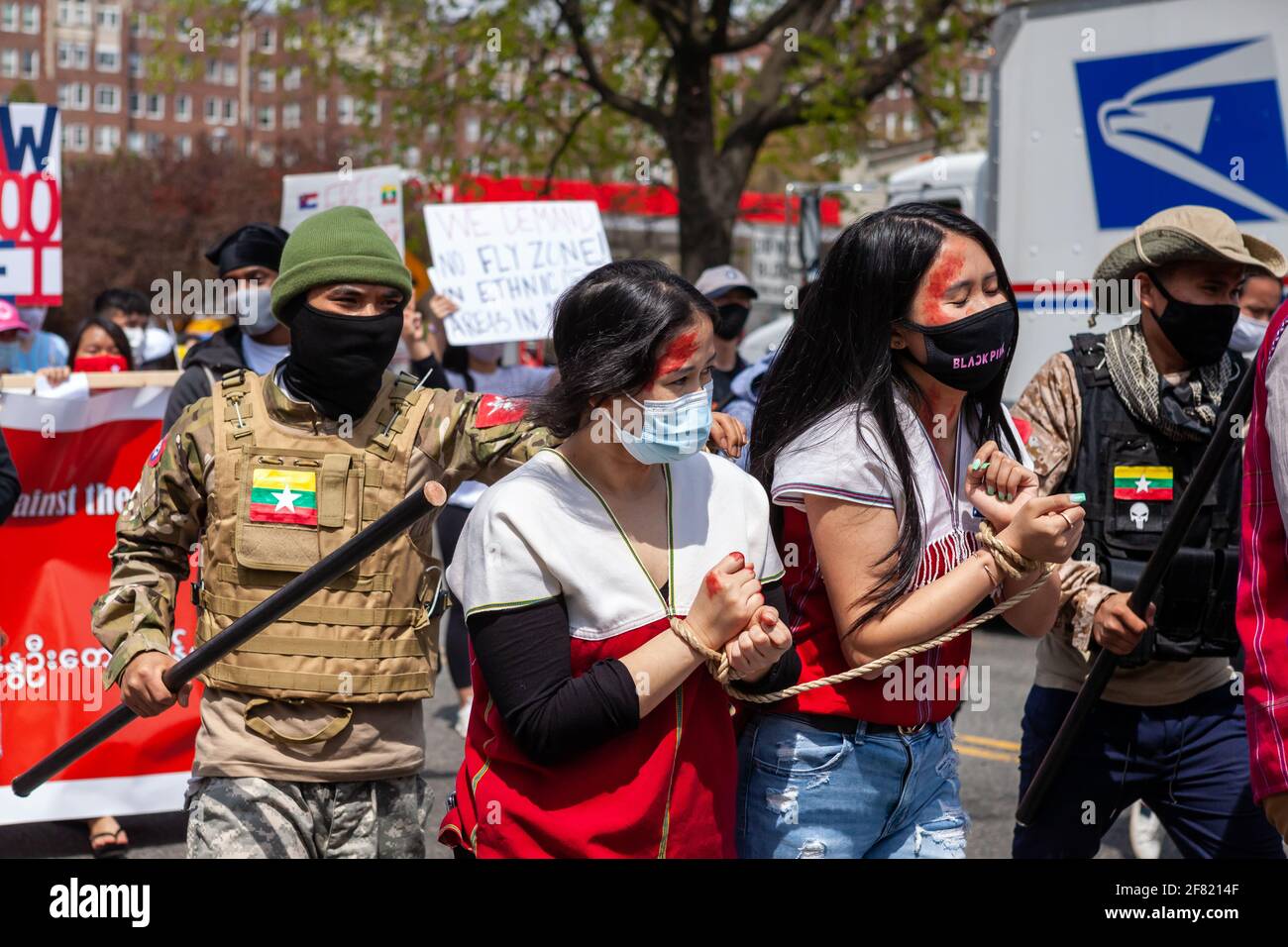 Washington, DC, USA, 10. April 2021. Im Bild: Demonstranten, die als Mitglieder der Militärjunta gekleidet waren, taten so, als ob sie normale Bürger missbrauchten, um auf die Gewalt aufmerksam zu machen, die das birmanische Militär derzeit Demonstranten während einer Demonstration gegen den Putsch in Myanmar zufügt. Kredit: Allison C Bailey/Alamy Live Nachrichten Stockfoto