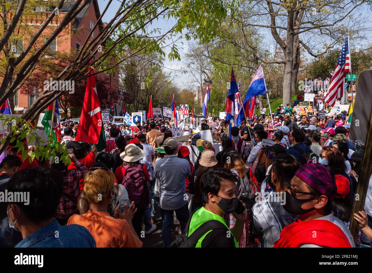 Washington, DC, USA, 10. April 2021. Im Bild: Hunderte von Menschen nehmen an einem Protest gegen den Putsch in Myanmar Teil und fordern die Wiederherstellung der demokratisch gewählten Regierung. Kredit: Allison C Bailey/Alamy Live Nachrichten Stockfoto