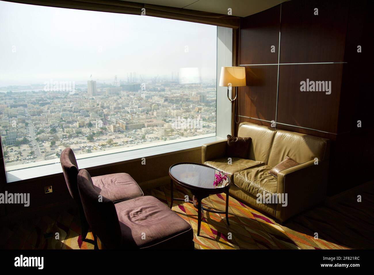 DUBAI, VEREINIGTE ARABISCHE EMIRATE - 16. JUN 2019: Leere Stühle in einer Business-Hotel-Lounge in einem Obergeschoss Stockfoto